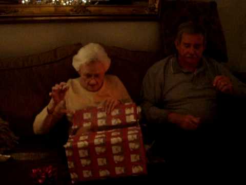 Γιαγιά παίρνει το καλύτερο δώρο Χριστουγέννων (Βίντεο) 36 Γιαγιά παίρνει το καλύτερο δώρο Χριστουγέννων