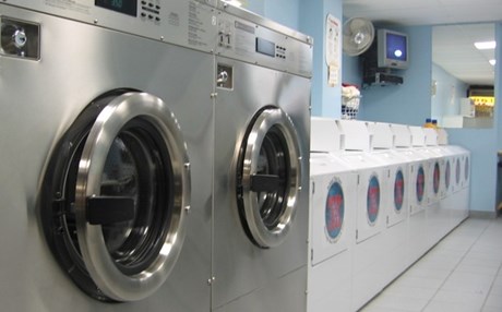 Άνδρας εγκλωβίστηκε γυμνός σε πλυντήριο!