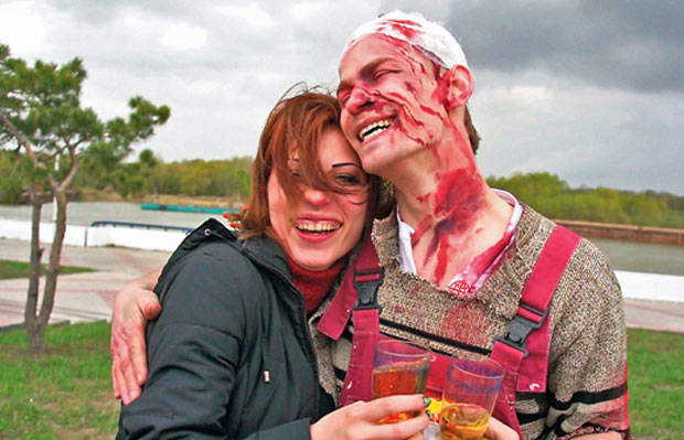 Σκηνοθέτησε το θάνατο του για να κάνει πρόταση γάμου στην κοπέλα του