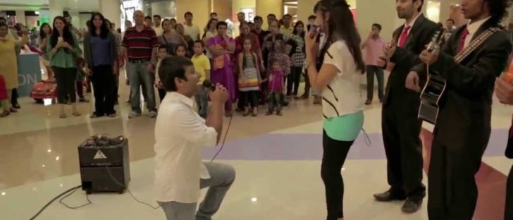 Πρόταση γάμου κατέληξε σε φάπες