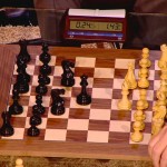 Ο καλύτερος σκακιστής στο κόσμο κερδίζει τον Bill Gates πανηγυρικά!