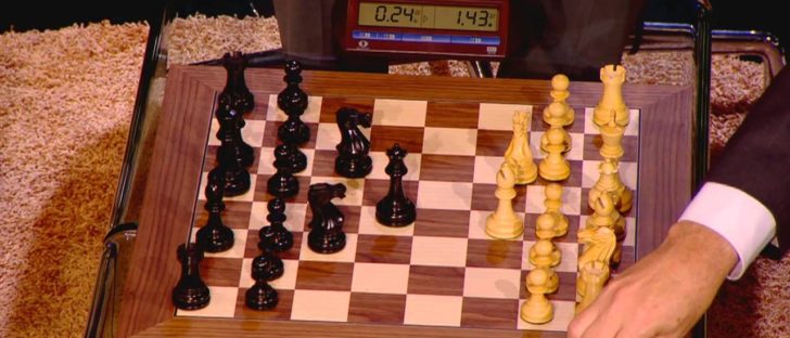 Ο καλύτερος σκακιστής στο κόσμο κερδίζει τον Bill Gates πανηγυρικά!