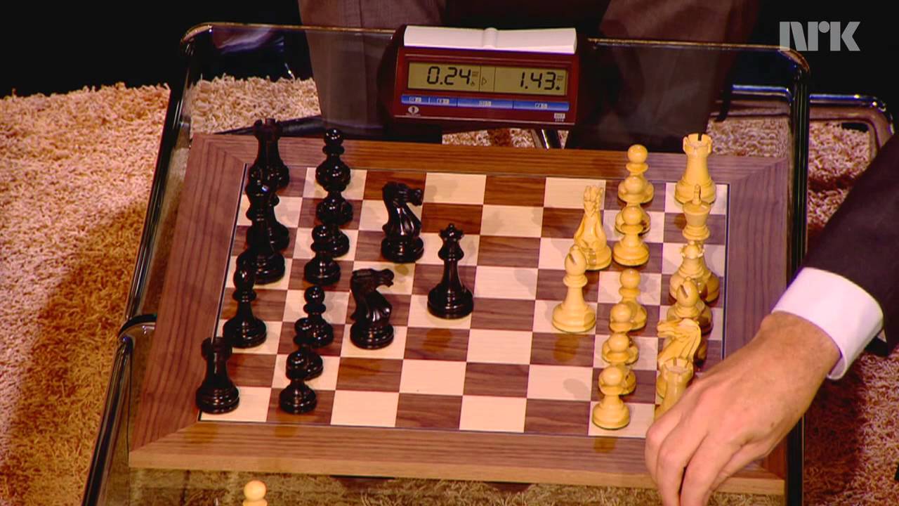 Ο καλύτερος σκακιστής στο κόσμο κερδίζει τον Bill Gates πανηγυρικά!