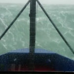 gigantieo karavi kani voltes se fourtouniasmeni thalassa