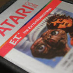 psachnoun to spanio et tis atari sta skoupidia