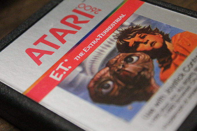 psachnoun to spanio et tis atari sta skoupidia