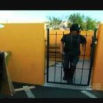 magos pernai anamesa apo porta