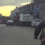 volta stous dio trochous me tin katsika kamikazi