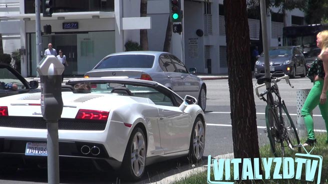 an echis lamborghini fortonis opio koritsi thes choris kan na milisis