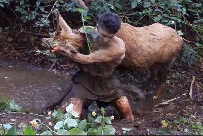 enas sigchronos tarzan pou piani agria zoa me gimna cheria