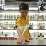 entiposiaka kolpa apo barman bruce lee