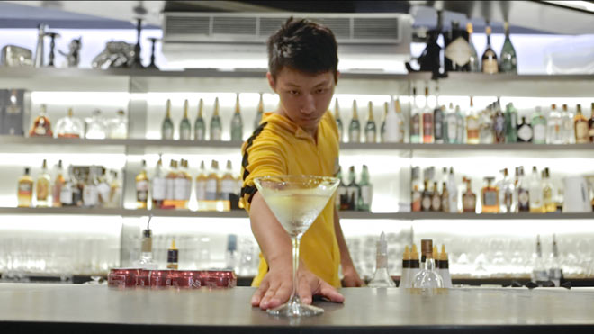 entiposiaka kolpa apo barman bruce lee
