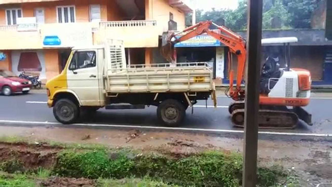 etsi fortonoun enan ekskafea se fortigo stin india