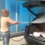 gineka katharizi esoteriko aftokinitou me piestiko nerou