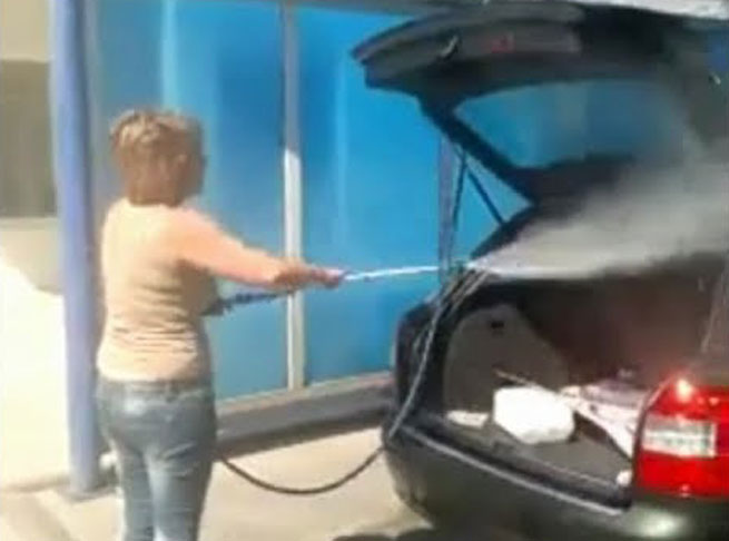 gineka katharizi esoteriko aftokinitou me piestiko nerou