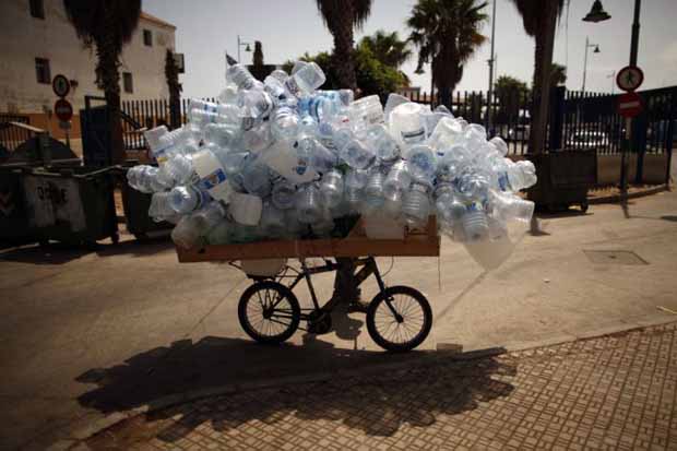 anthropi pou chriastikan mono mia diadromi 16