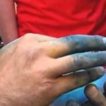 enas street artist pou pezi ti zografiki sta dachtila