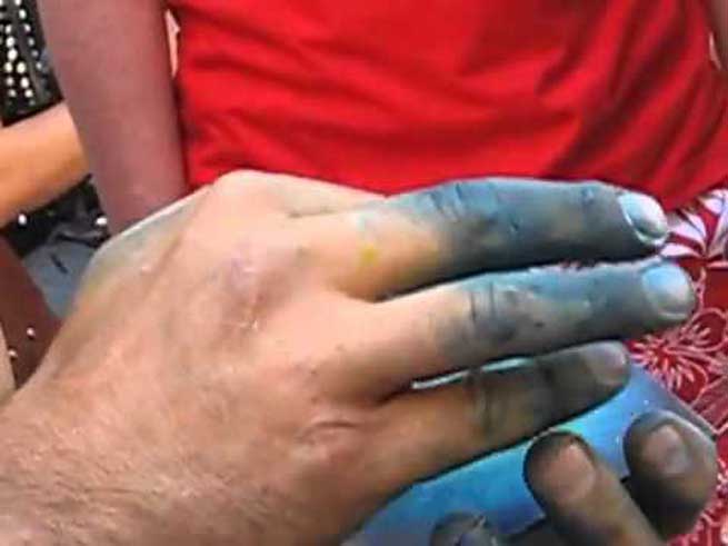 enas street artist pou pezi ti zografiki sta dachtila