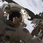 ti symvainei sta swmata twn astronautwn 1