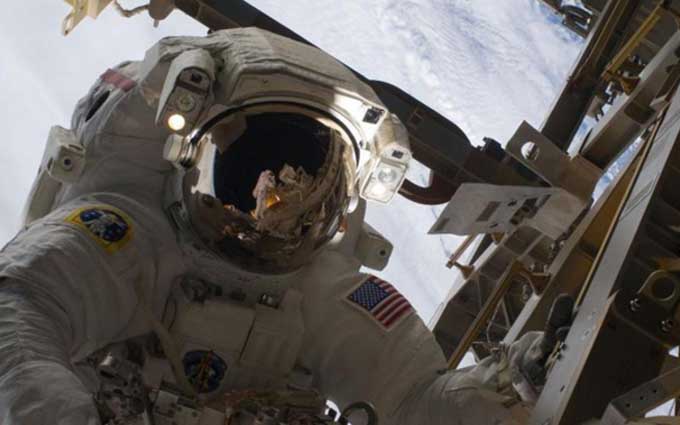 ti symvainei sta swmata twn astronautwn 1