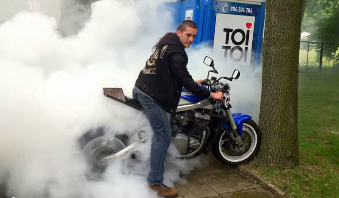 burnout me motosikleta ke fotia