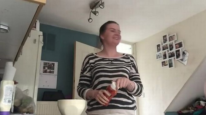 evale soda sti ketsap ti egine otan tin anixe i sizigos tou
