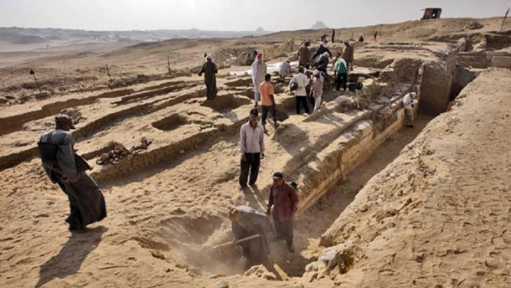 plio thameno konta se nekropoli sthn aigipto