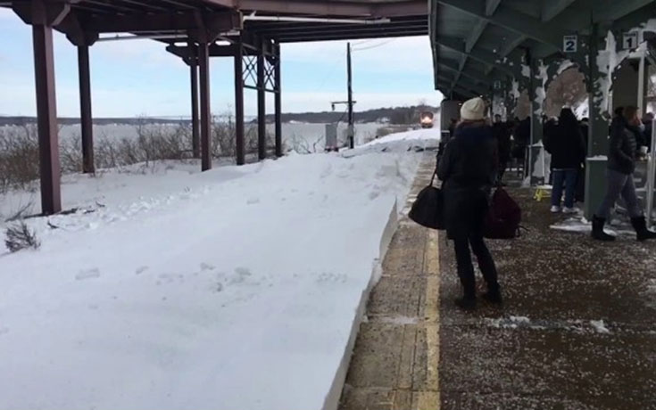 treno epifylassei xionismeni ekpliksi se osous perimenoun sto stathmo